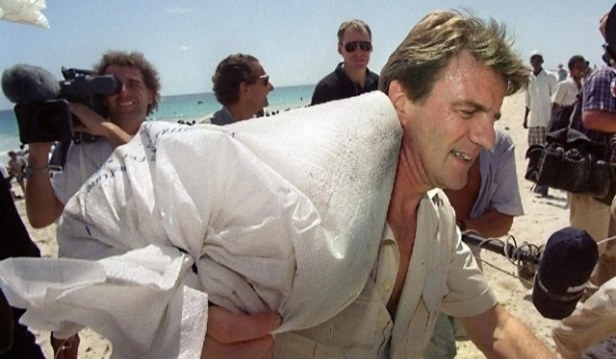 Bernard Kouchner porta un sacco di riso ai bambini della Somalia